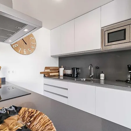 Apartment 71-beachfront, Brand New Luxury Penthouse
